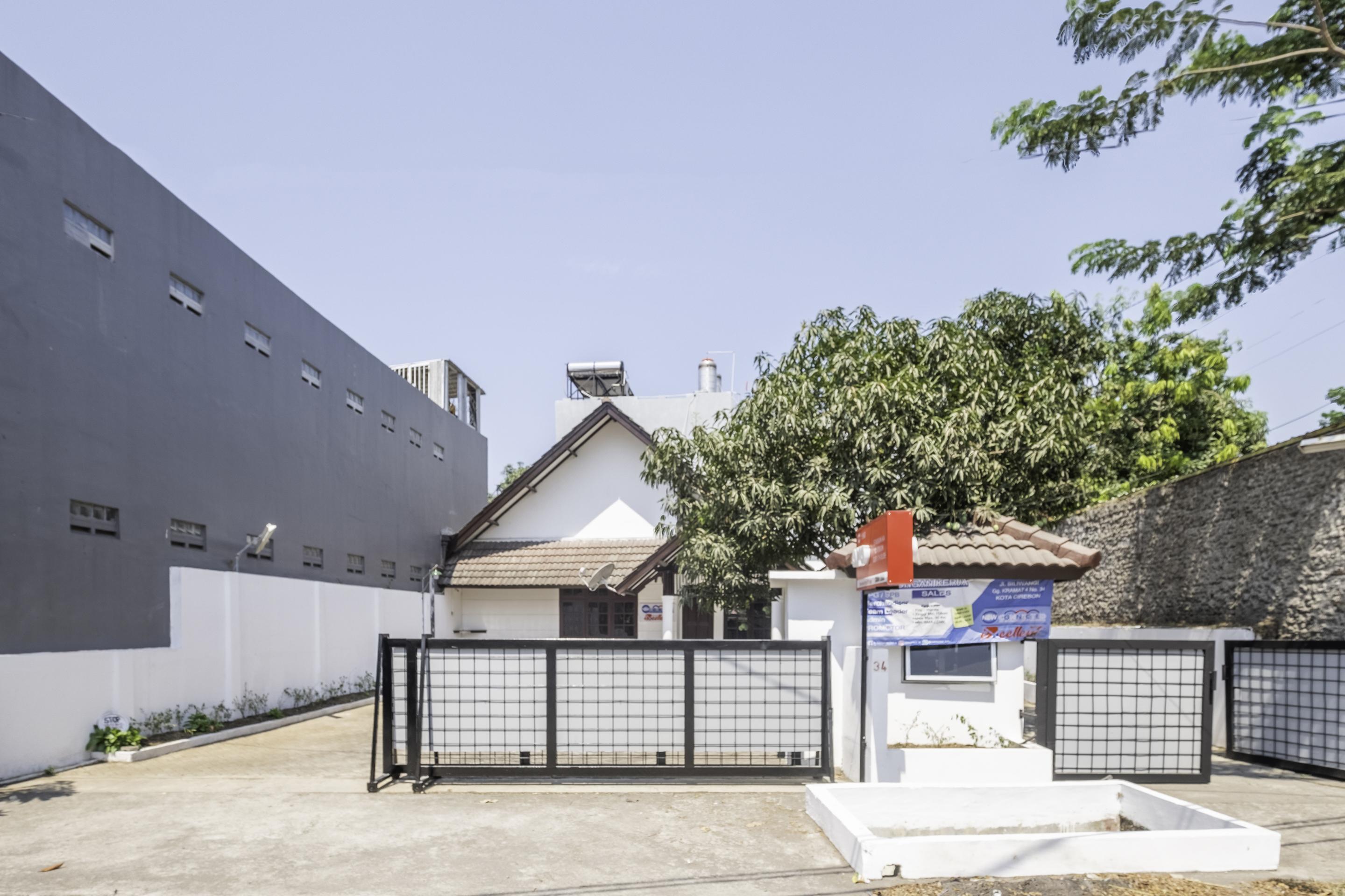 OYO 1568 Stasiun KA Cirebon Residence Exterior foto