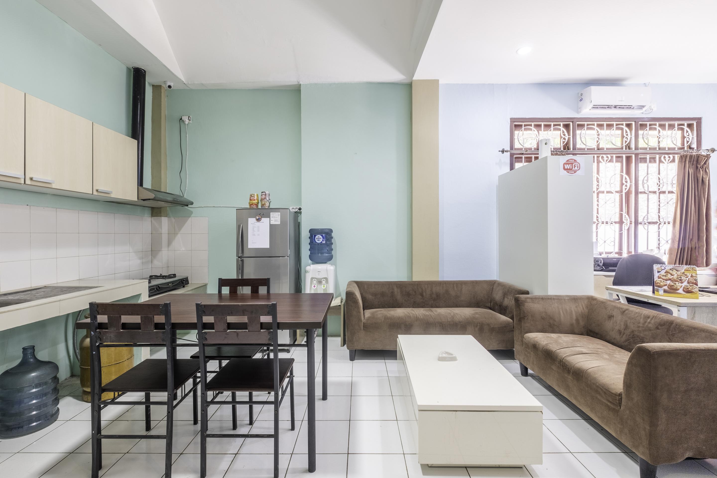 OYO 1568 Stasiun KA Cirebon Residence Exterior foto